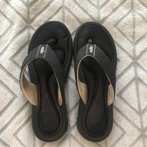 NIKE black memory foam flip flops